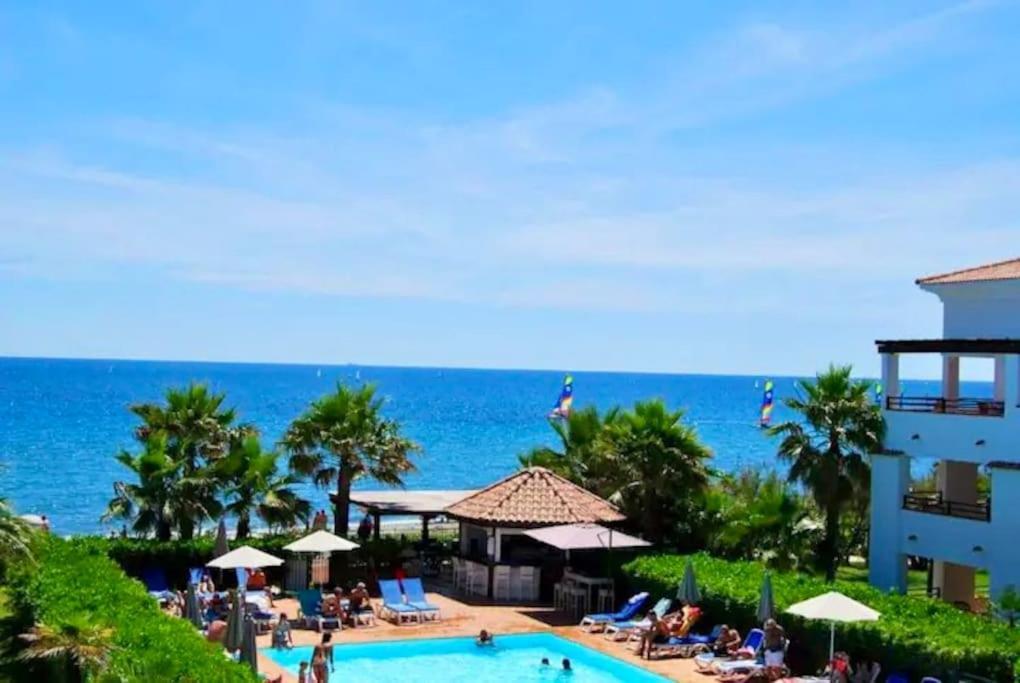 En Bord De Avec Piscine Apartment *