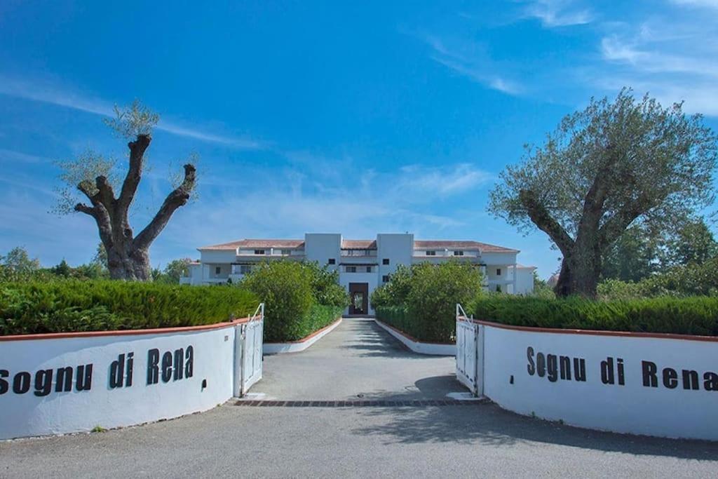 En Bord De Avec Piscine Apartment